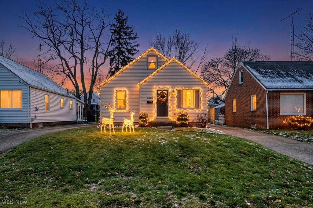 Photo of 2026 39th Street NW, Canton, OH 44709 (MLS # 5175310)