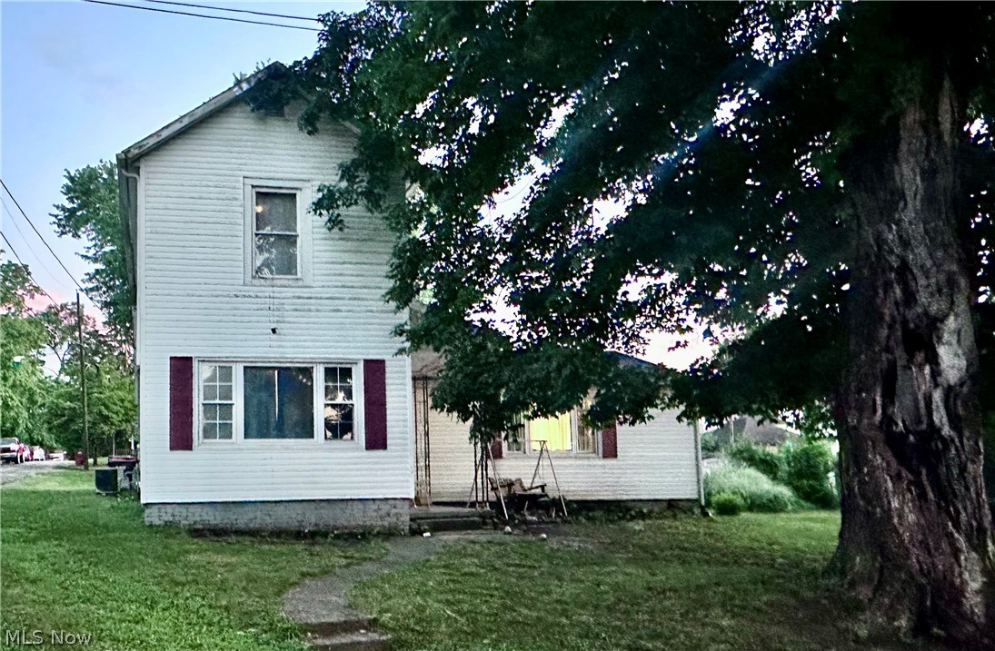 Looking for your next home in Franklin Local School District? Look no further! This nearly 1800 square foot home offer 3 bedrooms, 1 full bath, with the owners suite located on the main level. This corner lot is located within a short walk to bluffdale park and the local restaurant!
This home will need some TLC, that will allow for your own personal touches!
Call today to schedule your private showing!