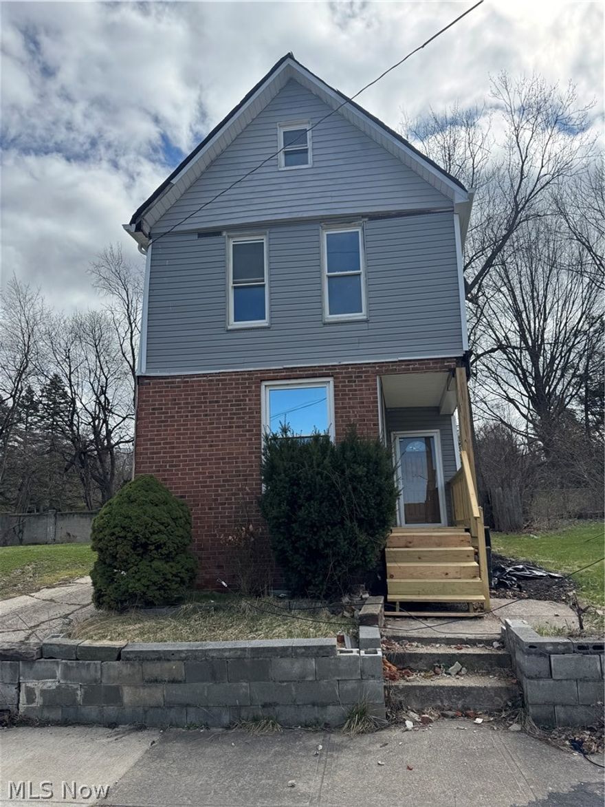 Be part of the revitalization of Forest Hills. New builds can be your neighbors, this is opportunity knocking for an investor.
This 3 bedroom colonial is ready for your vision to make this a beautiful home.  The first floor has a nicely sized living room, master bedroom and a large family room to leads you to your backyard.  Upstairs has a large bathroom and 2 bedrooms.
This is a great project for an investor looking for a BRRR, Seller is open to seller financing