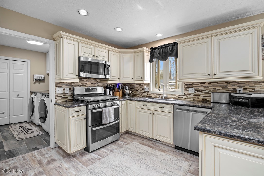 7073 Oak Tree Drive, Lorain, Ohio image 15