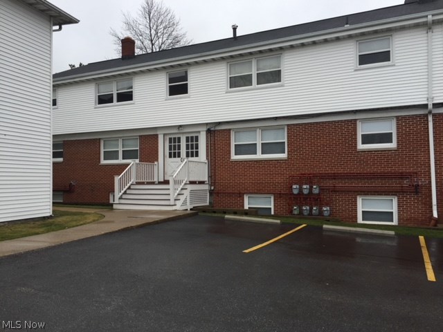 New beautiful one bedroom, full bath, large eat-in kitchen, large living room, private entrance, many windows. Available June 1st. Close to stores, dining & more.