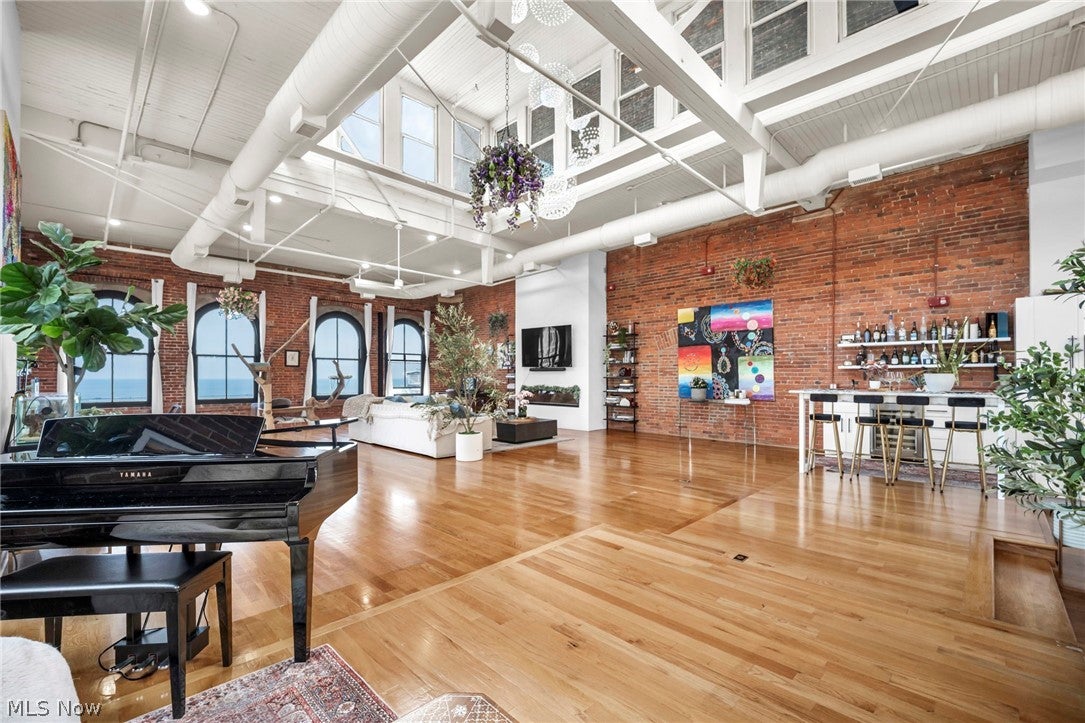 635 W Lakeside Avenue 600