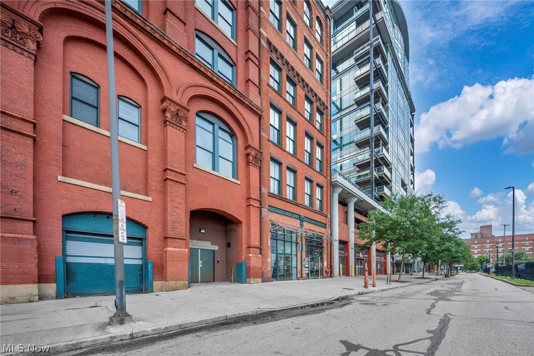 635 W Lakeside Avenue 600