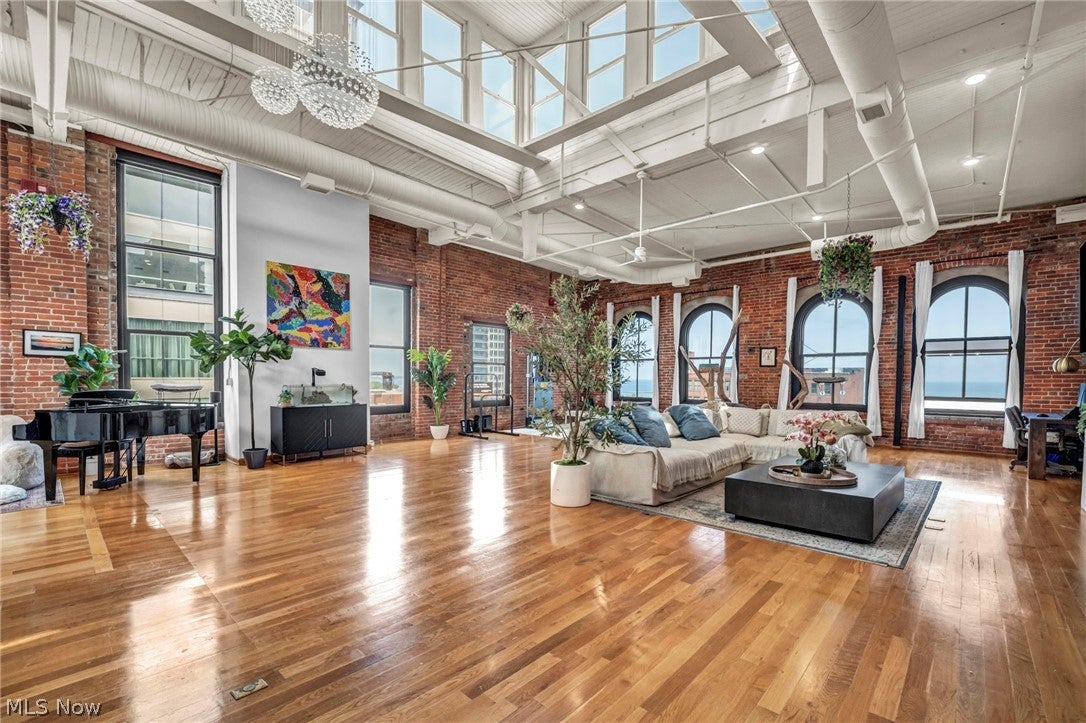 635 W Lakeside Avenue 600