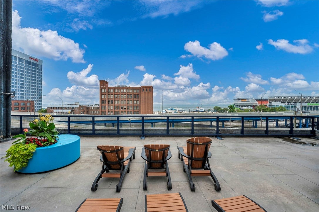 635 W Lakeside Avenue 600