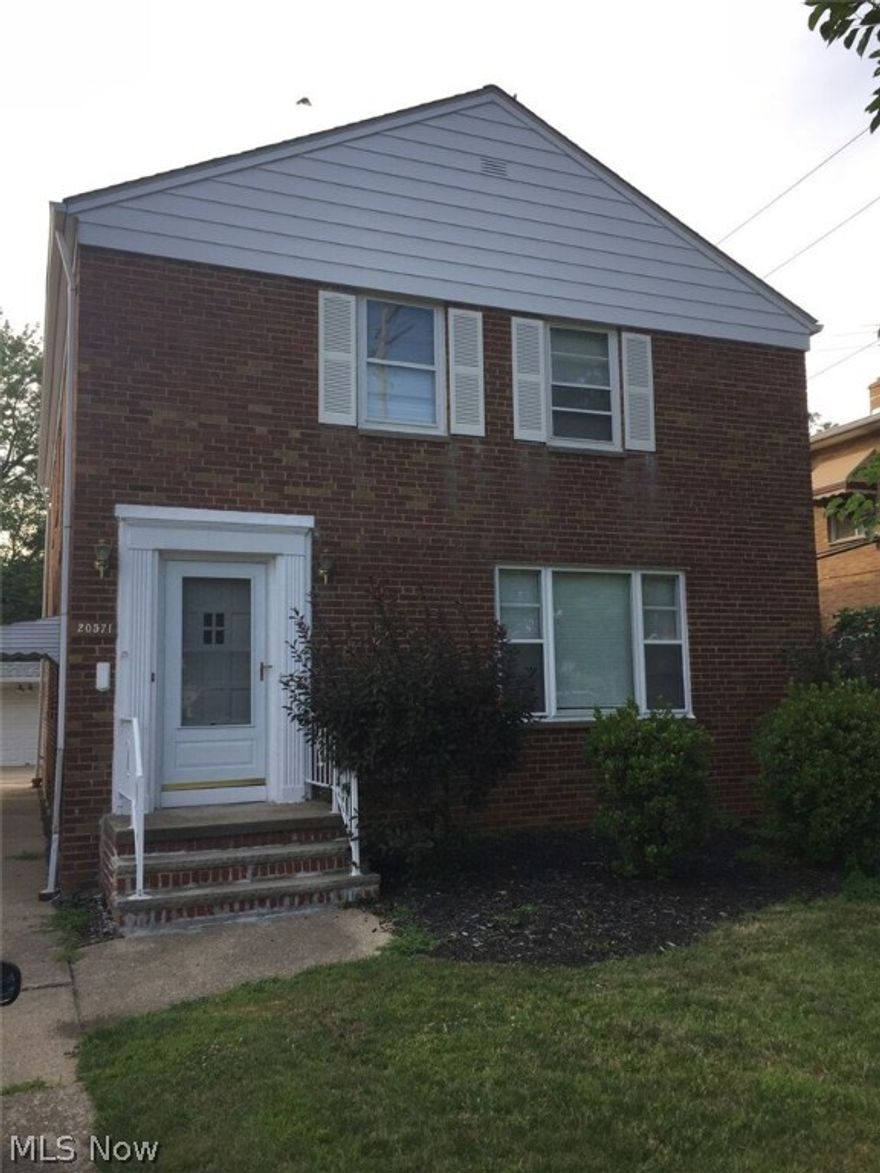 20571 Lakeshore Up, Euclid - 2 bed 1 bath apartment - all appliances!  

$725 rent / $725 deposit 
$25 application fee per adult 
NO PETS / NO CMHA / NO SMOKING 

Really incredible 2 bed 1 bath apartment of 2 family home that offers hardwood flooring, full living & dining room, eat in kitchen and sun porch! Unit has stove, fridge & washer/dryer provided! 1 car garage space! Do not miss out! 

Tenant pays gas/electric and is responsible for snow; serious inquiries only