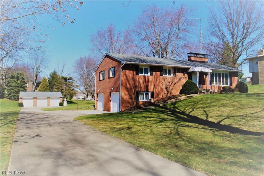 Spacious 3 bedroom ranch settled on an over-sized lot with capacity for 5 cars.  This ranch will win you over with its open floor plan, and location. Hardwood floors, 2 full bathrooms, a partially finished basement and Florida room make this home the perfect place to raise a family with room to grow. 
The 3 car detached garage is perfect for the handyman, car enthusiast, or hobby shop. The giant back yard makes for a great place to enjoy outdoor time, playing with the kids, or family gatherings. Come and make yourself at home!