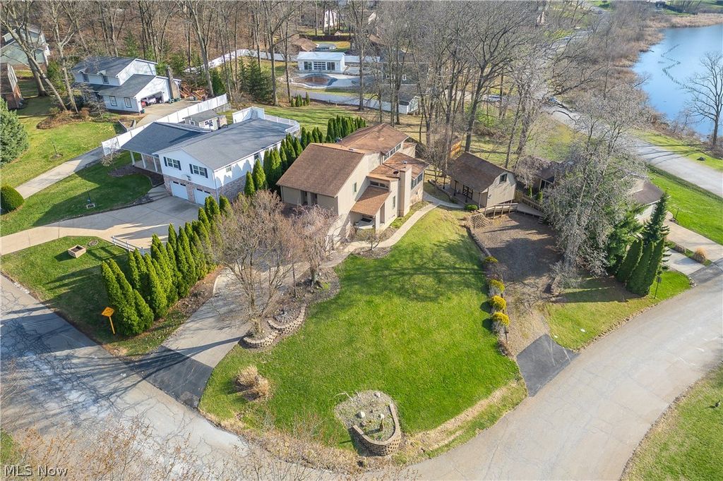 Photo of 5124 Beachview Circle NW, Canton, OH 44708 (MLS # 5195090)