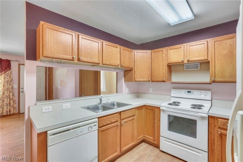 Tiny photo for 4305 E Strattford Circle E, Zanesville, OH 43701 (MLS # 5238961)