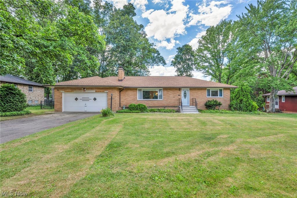 Photo of 8382 Parkdale Drive, North Royalton, OH 44133 (MLS # 5220756)