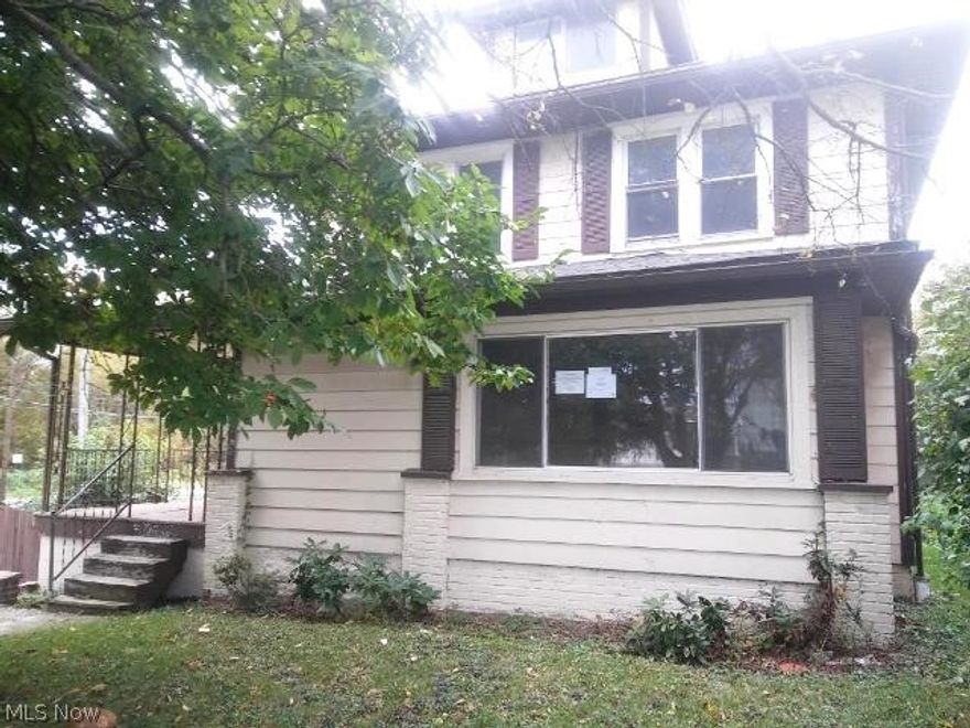Chance to buy this traditional style two story fixer upper located in Masury, OH in Trumbull County and sitting on approximately 0.09 acre lot. The interior offers 1515 sq. ft. with 3 bedrooms and 2 bathrooms.
