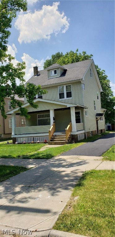 This beautiful home is huge and equipped with all the upgrades a family needs. This home comes with a 1 year home warranty. Don't hesitate to schedule your showing today!!