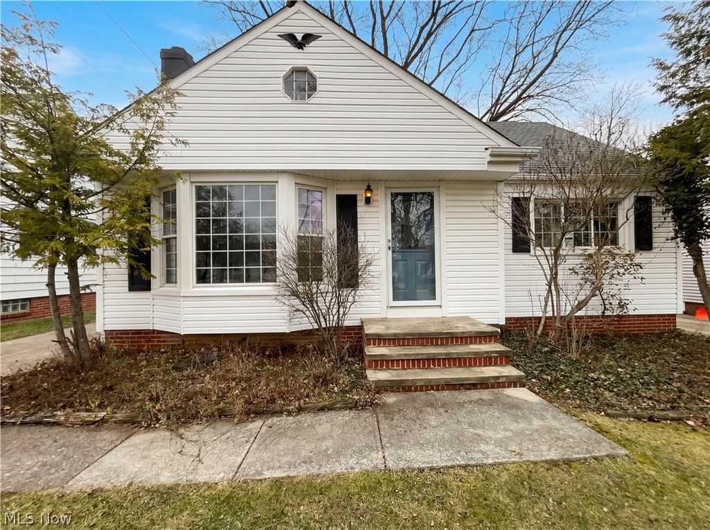 Photo of 16296 Parklawn Avenue, Cleveland, OH 44130 (MLS # 5189054)