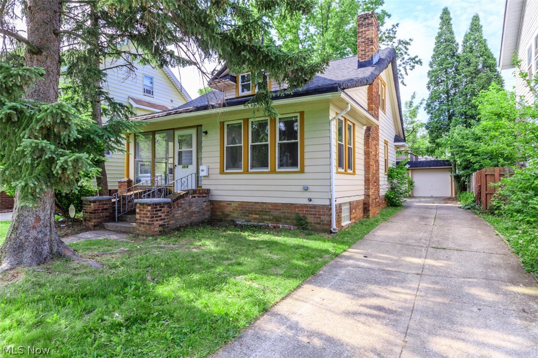 Super cute single family home in Cleveland Hts. Hardwood floors, enclosed porch, updated kitchen and bath, partially finished basement with carpet. Easy application process, close to shopping and public transportation. Schedule a showing today!