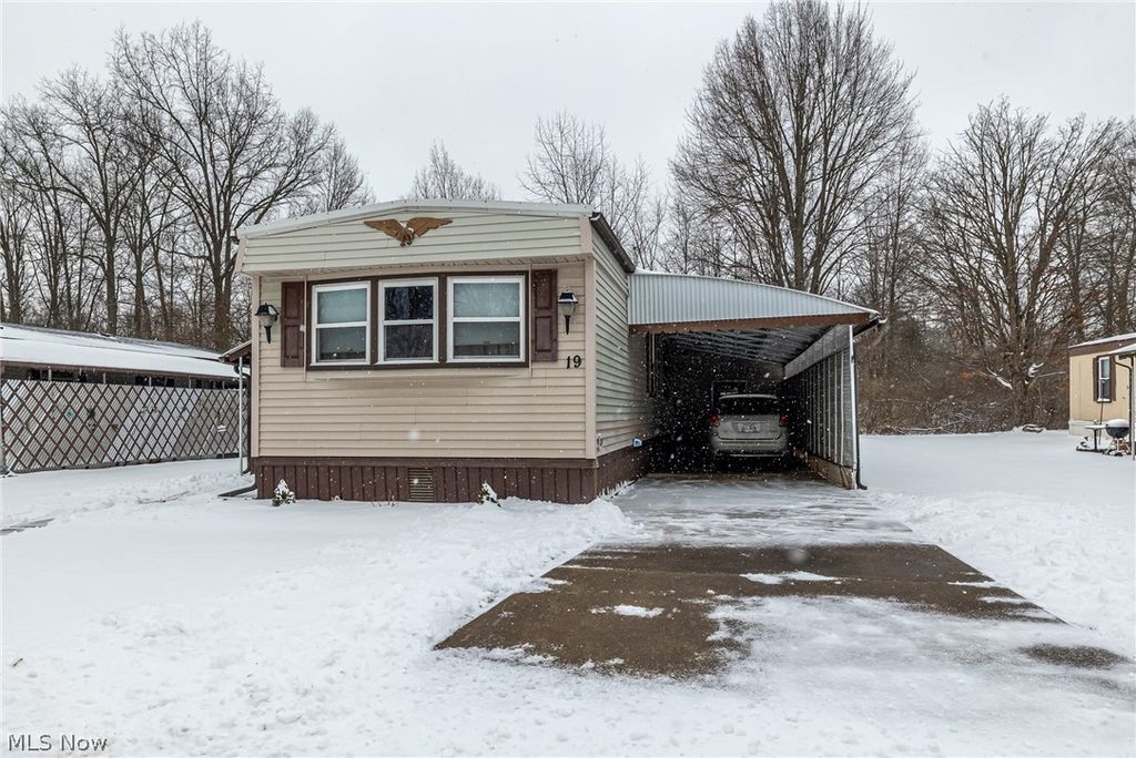 Photo of 19 Sycamore Drive, Olmsted Township, OH 44138 (MLS # 5192238)