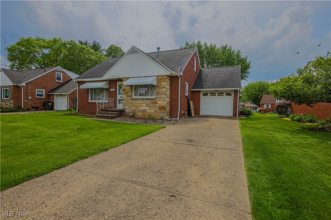 929 Romary Lane, Louisville, Ohio image 2