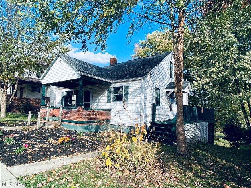 Adorable 3 bedroom bungalow on north-end w beautiful hardwood floors throughout, updated windows, kitchen, & furnace , full walkout basement, lovely wood deck overlooking large backyard & paved alley access to backyard. Conveniently located near city park, duck pond, ball diamonds, tennis courts, swimming pool, basketball courts, & schools.