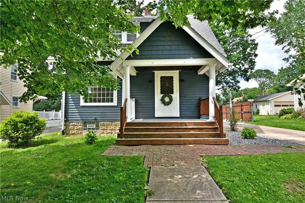 Photo of 1735 Edgewood Street NE, Warren, OH 44483 (MLS # 5219117)
