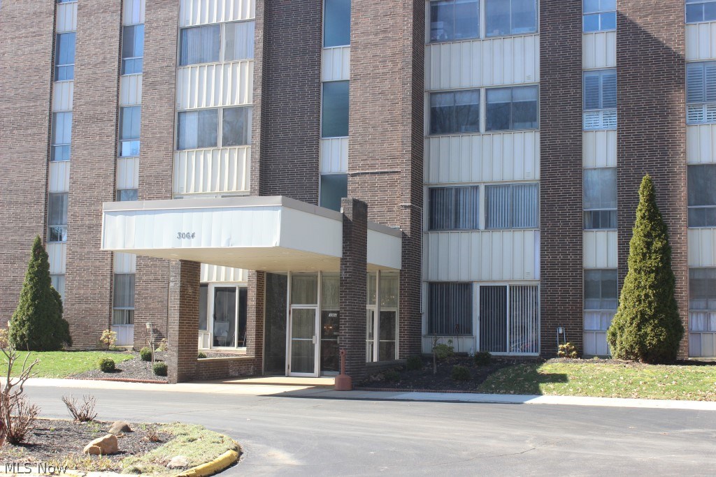 Silver Lake Towers gem* Rarely available move in ready 3BR/2 BA ranch condo end unit with 1236SF, lovely neutral décor, all new carpet & freshly painted 2/2018* Ultimate amenities including reserved parking area* Offering 3 season sunroom off living room, formal dining room area, applianced eat in kitchen (range, refrig, microwave, dishwasher & disposal), sitting room/3rd bedroom (opens to kitchen), guest bedroom with shelves, master bedroom with double mirrored closets with built ins & private access to updated bath* Other updates include windows, bathrooms & kitchen* Laundry & additional storage area just down the hall* Also includes heated pool, bocce ball court, shuffleboard, party room, exercise room & game room*HOA fee includes all utilities except phone*
Convenient maintenance free living*