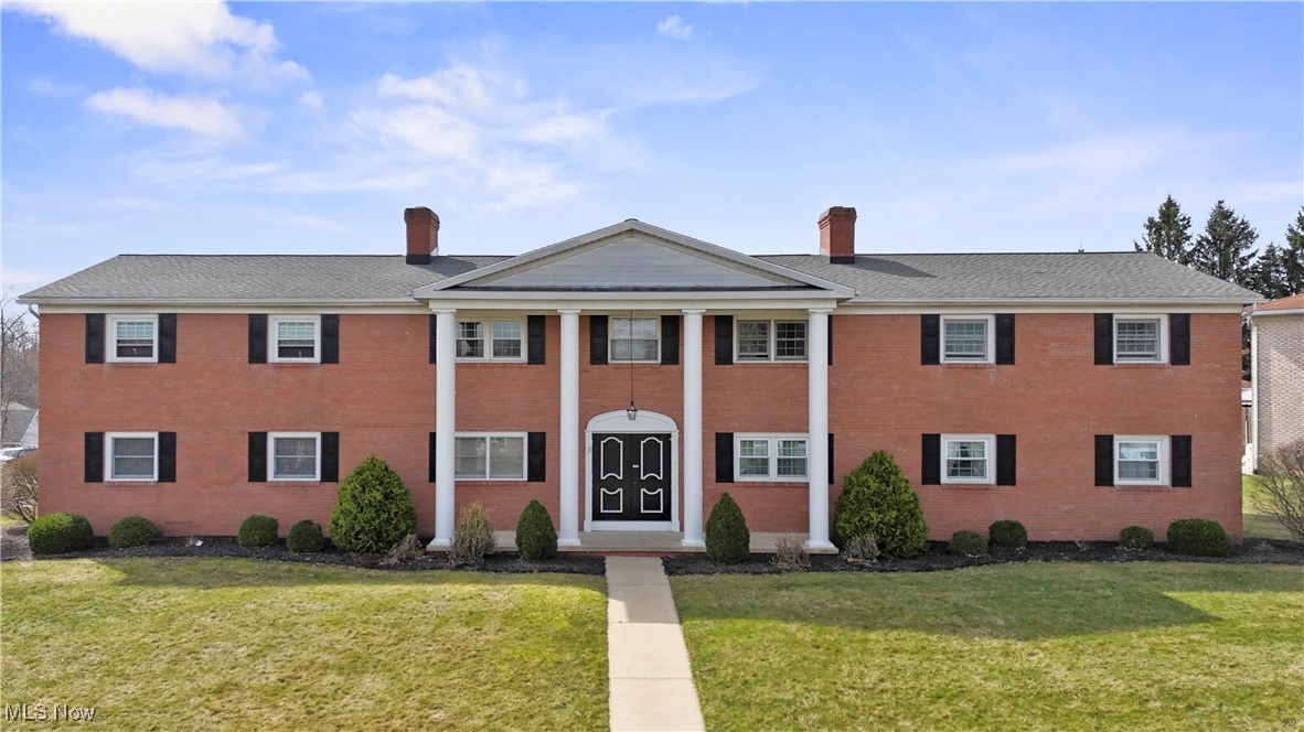 Well-maintained 2-bedroom, 2-bath condo in the desirable Lexington School District! This comfortable and functional unit features in-unit laundry, two garage spaces, and a private balcony off the back—perfect for relaxing or enjoying your morning coffee. With a spacious layout and low-maintenance living, this condo offers comfort, and a convenient location close to schools, shopping, and dining. Don’t miss this opportunity! PLEASE ALLOW 48 HOURS for response to any offers