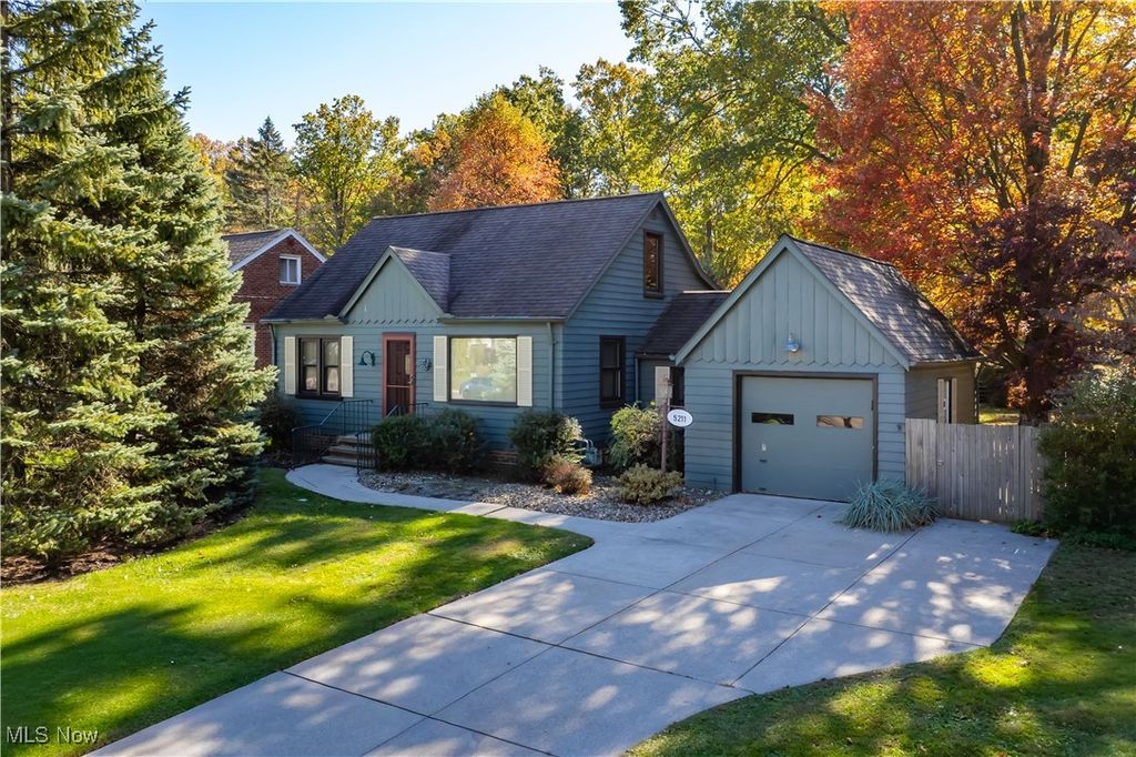 Photo of 5211 W Ridgewood Drive, Parma, OH 44134 (MLS # 5178816)