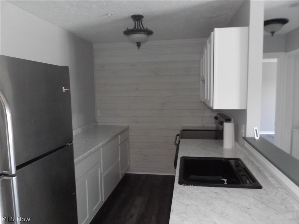 Hampton Court Highrise Condo - Residential