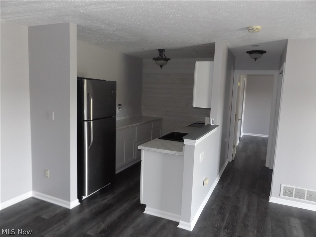 Hampton Court Highrise Condo - Residential