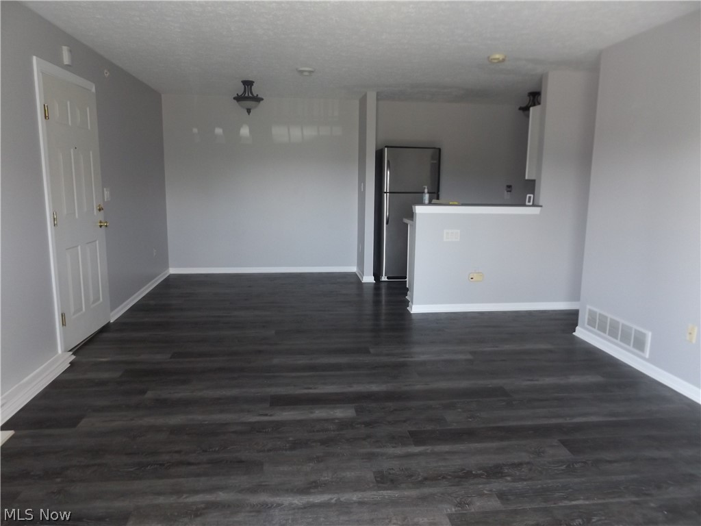 Hampton Court Highrise Condo - Residential