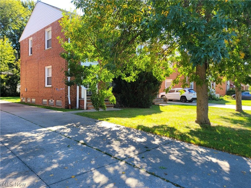 Photo of 255 E 250th Street, Euclid, OH 44132 (MLS # 5197318)