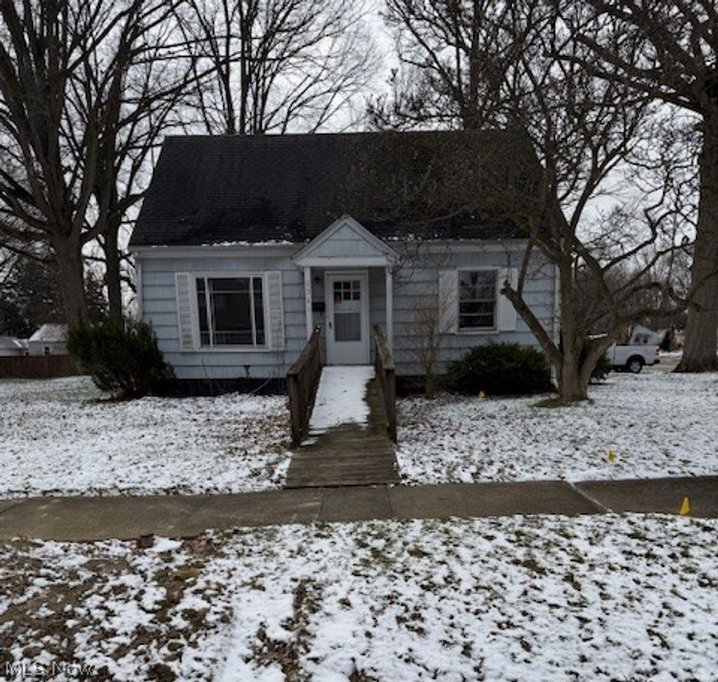 Photo of 1561 Bradford St, Warren, OH 44485 (MLS # 5196096)