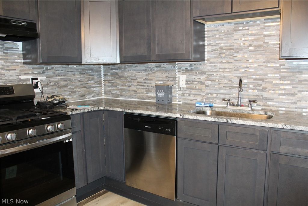 Photo of 1258 Hawthorne Avenue SW, Canton, OH 44710 (MLS # 5193424)