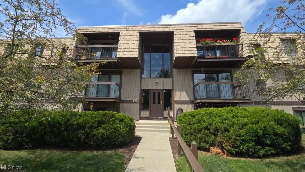 This newly renovated condo is situated in the coveted neighborhoods, which maintain the charm and convenience of one of North Royalton's most desirable communities. Sunrise Cove offers you the peace, privacy, and relaxation you want. This beautiful 2-bedroom, 2-bathroom condo superbly blends modern luxury, spacious living, and an unbeatable location. The unit showcases modern upgrades such as new flooring, custom paint, a balcony, and a chic fireplace. Both bedrooms offer generous closets. The spacious master bedroom features an en-suite bathroom with a walk-in shower, vanity with a modern fog-free mirror, and gleaming tiles. In-unit laundry with newer appliances adds convenience. The building offers secure access. The assigned garage parking is conveniently located, steps from the building. Access to community amenities, including a lovely and private pool, a clubhouse, and a basketball and tennis court. Newer HVAC unit. The monthly maintenance fee is $353—the only fee payable by the owner.
.