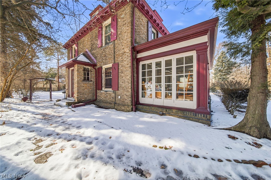 10111 Edgewater Drive