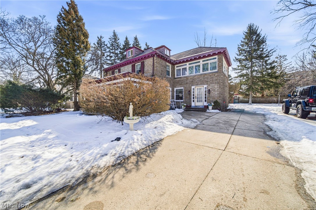 10111 Edgewater Drive