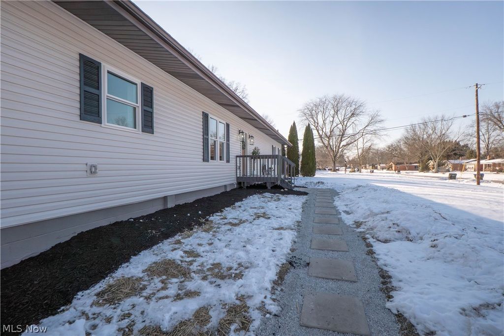 Photo of 590 Eleanora Drive, Cuyahoga Falls, OH 44223 (MLS # 5186230)