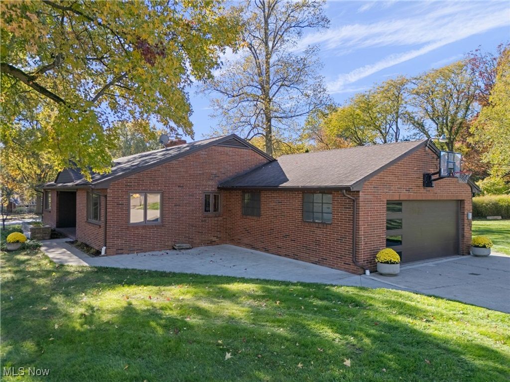 Photo of 315 Santa Clara Street NW, Canton, OH 44709 (MLS # 5169210)