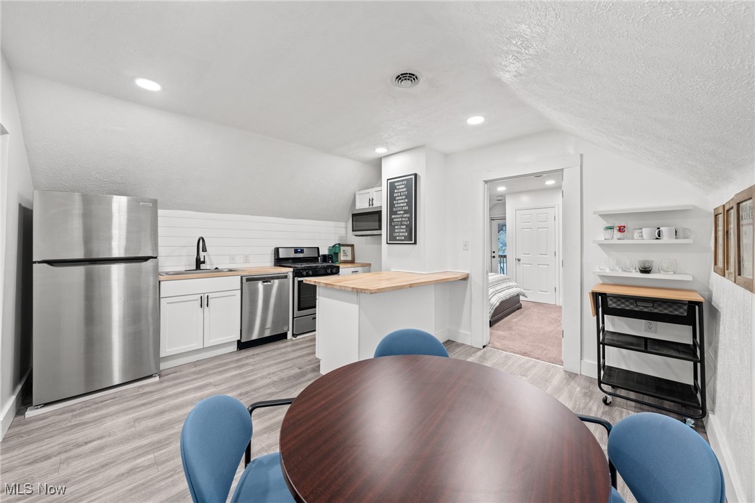 Cleveland, Ohio 44113, United States, 1 Bedroom Bedrooms, ,2 BathroomsBathrooms,Residential,Pending,30068