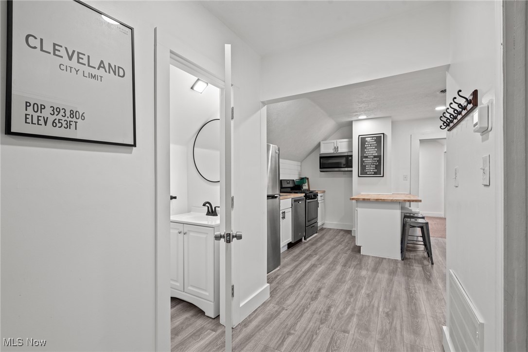 Cleveland, Ohio 44113, United States, 1 Bedroom Bedrooms, ,2 BathroomsBathrooms,Residential,Pending,30068