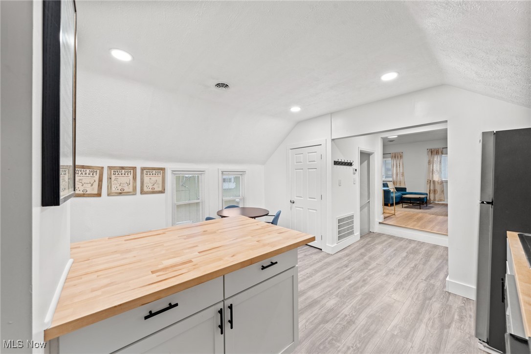 Cleveland, Ohio 44113, United States, 1 Bedroom Bedrooms, ,2 BathroomsBathrooms,Residential,Pending,30068