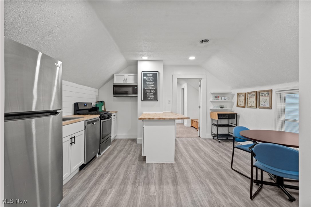 Cleveland, Ohio 44113, United States, 1 Bedroom Bedrooms, ,2 BathroomsBathrooms,Residential,Pending,30068