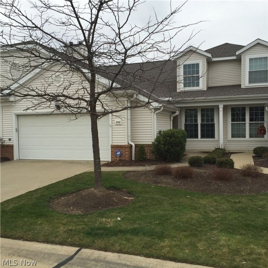 Awesome 2 bedroom ranch style condo...minutes from Crocker Park !!!