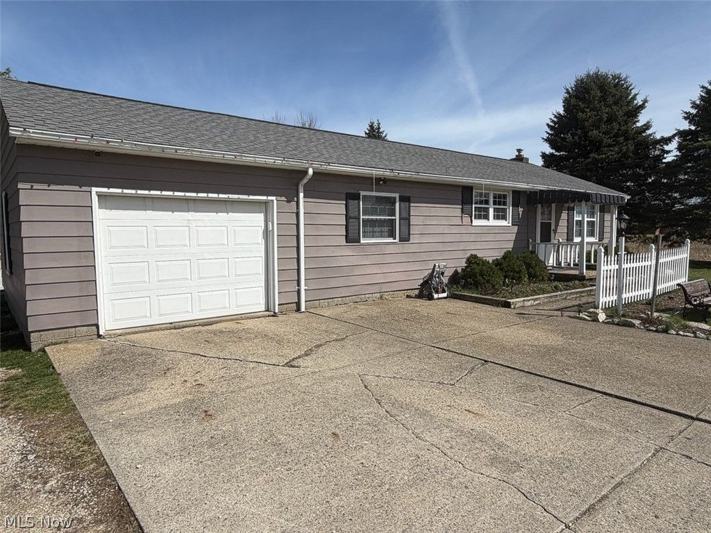 Photo of 6395 Easton Street NE, Louisville, OH 44641 (MLS # 5201043)