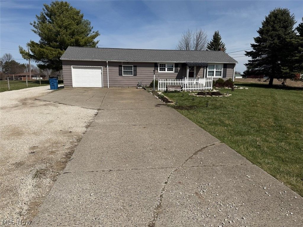 Photo of 6395 Easton Street NE, Louisville, OH 44641 (MLS # 5201043)