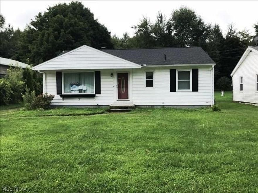A great opportunity to buy this ranch style home built in 1957, located in
Elyria, OH and sitting on a .20 acre lot with a 2 car detached garage! The
interior offers 988 sq. ft. with 3 bedrooms and 1 bathroom plus a full basement.