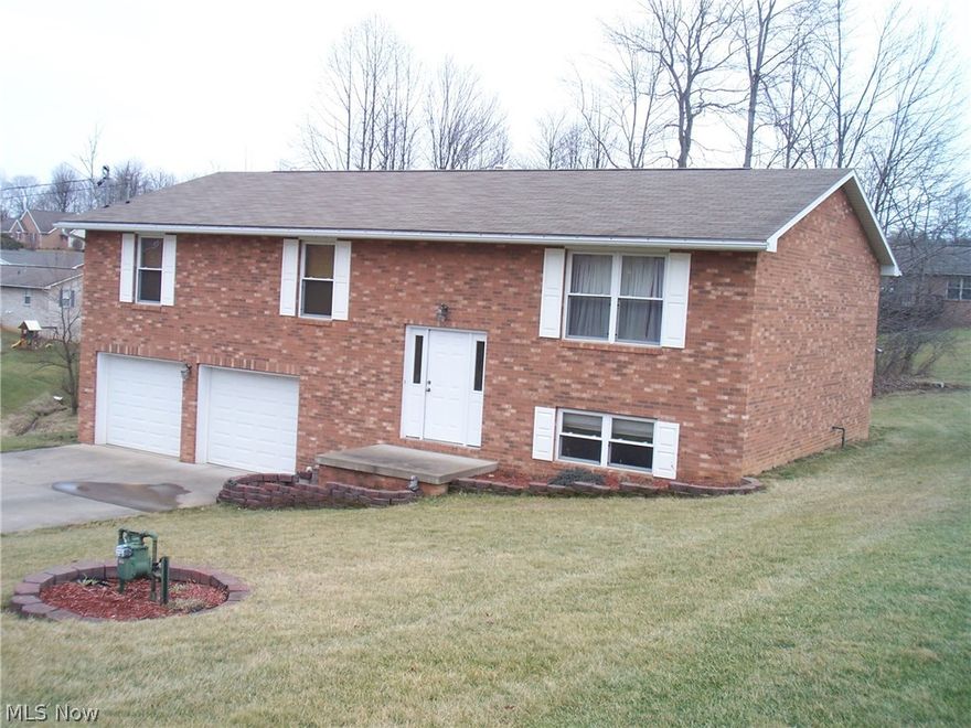 Desirable Woodland Falls all brick split level offering hardwood flooring in formal dining room & kitchen, spacious rec room, laundry area & half bah in lower level, nice deck off the dining area & large backyard. Move-in ready condition.  Elem: Williamstown Elementary School  Elem/Bus: Y  JrHigh: Williamstown Jr. High  JrHigh/Bus: Y  High: Williamstown High School  High/Bus: Y  Fire: VOL  Police: SHF  PossFreeGas: N  ;SQFT=Fin L1:1463, Fin Bsmt:544, Fin Above:1463, Fin Total:2007, Unfin Above:0;GAR= 2 Car Built In