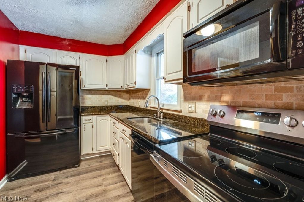 Photo of 2411 16th Street, Cuyahoga Falls, OH 44223 (MLS # 5194384)