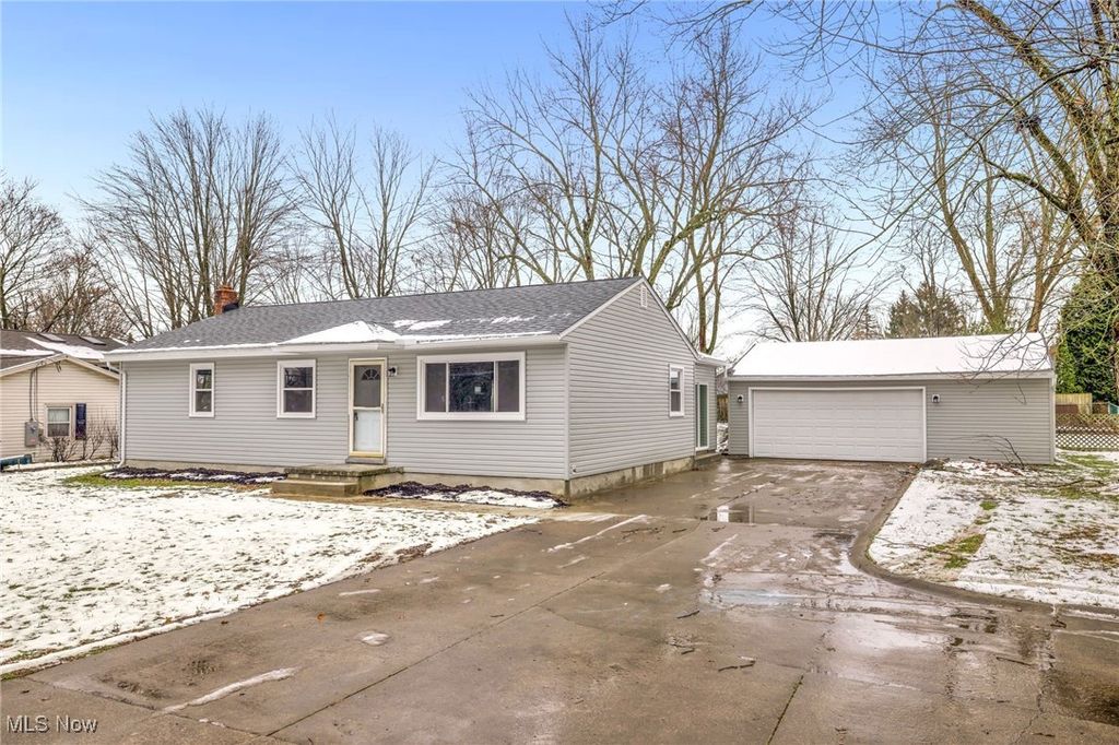 Photo of 3930 Wadsworth Road, Barberton, OH 44203 (MLS # 5178124)
