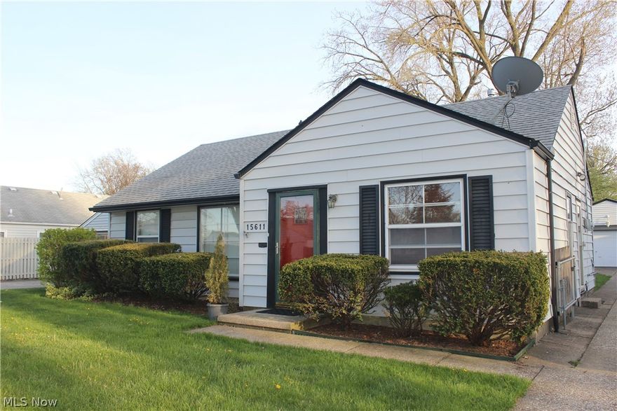 ******Sparkling Clean and Ready For Immediate Occupancy!!*****

Freshly Cleaned ranch style home. Living room with carpet, ceiling fan, coat closet. Eat in area with ceiling fan, built in shelves. 3 bedrooms with closets & ceiling fans. Cable ready. Full bath. Linen closet. Kitchen with refrigerator, gas stove, dishwasher, disposal, double sink. Laundry/ utility room with washer/dryer. 2.5 car garage with remotes. Fenced in yard. AC. Attic for storage!