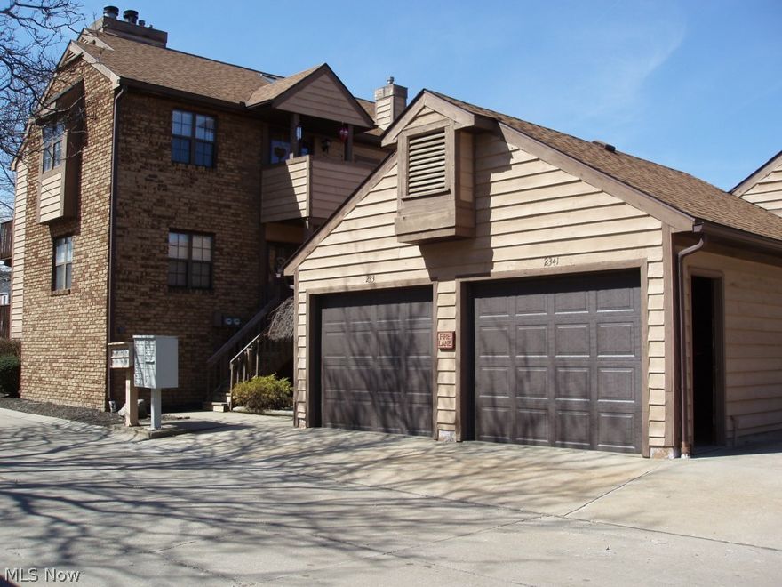 Great location to enjoy the Cuyahoga River and the Front street mall. Close to restaurants, shops and the Cuyahoga Falls Natatorium.
Fireplace in the vaulted Living room. Deck. Skylight in Bathroom. Extra storage in Garage.