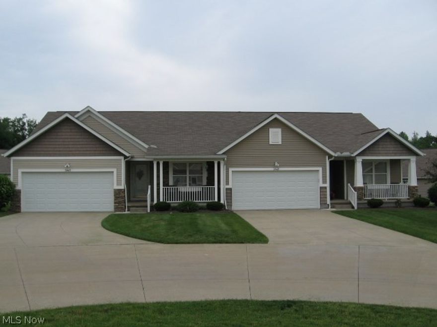 Wonderful floor plans spacious rooms with up to three bedroom and three baths, some with optional dens. We can customized
many units to meet your needs. Starting fro 139,900